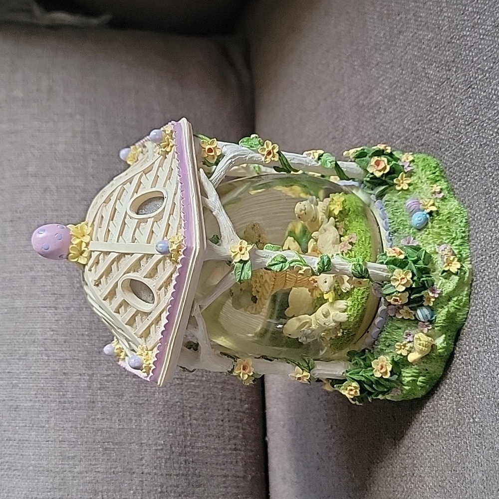 Avon  Collection Spring Bunny Waterglobe vintage 2003 Easter collection